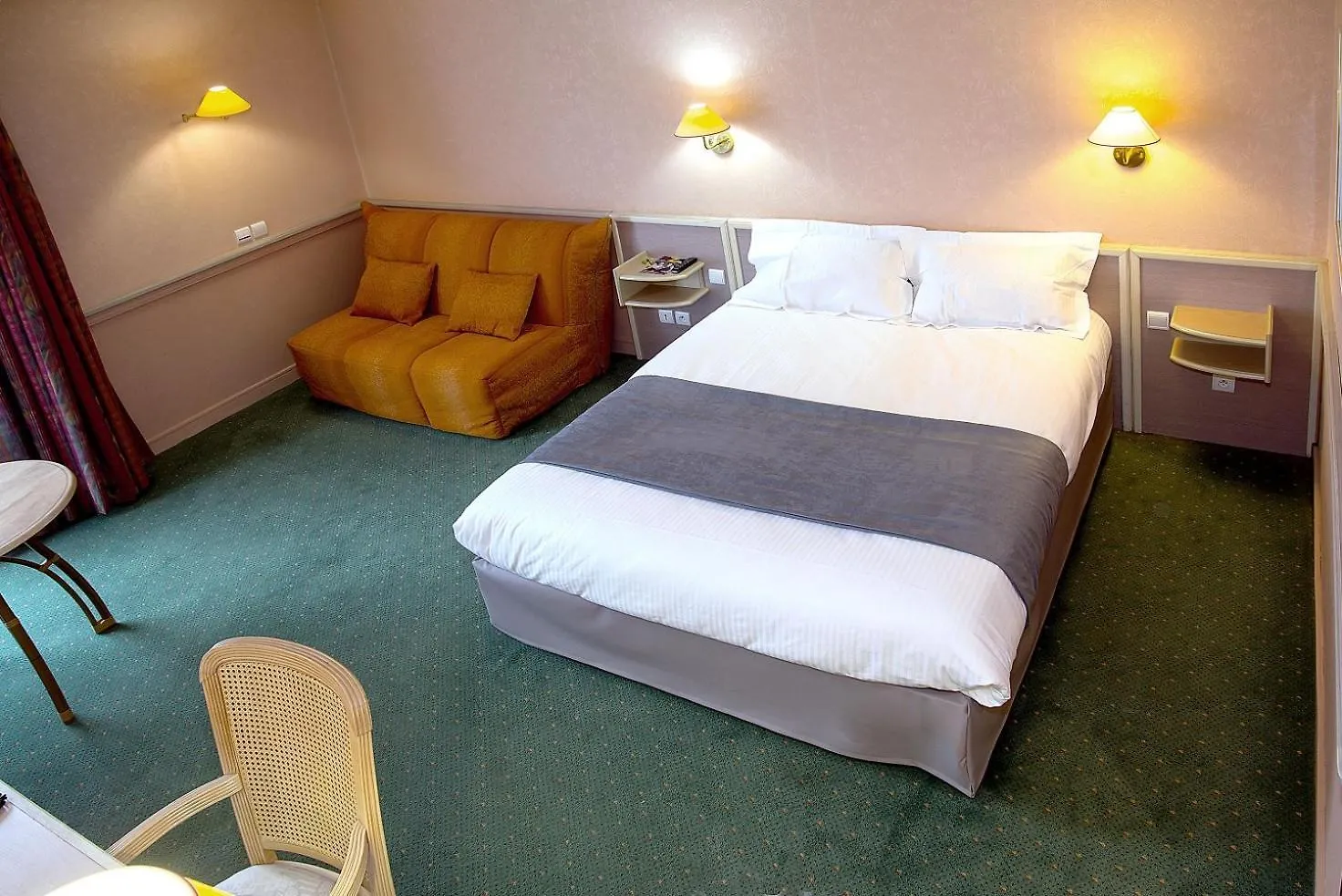 Logis Lyon Est Porte De L'Ain Saint-Maurice-de-Beynost 4*,  France