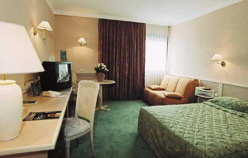Logis Lyon Est Porte De L'Ain Saint-Maurice-de-Beynost 4*,