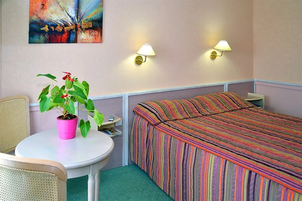Logis Lyon Est Porte De L'Ain Saint-Maurice-de-Beynost Hotel
