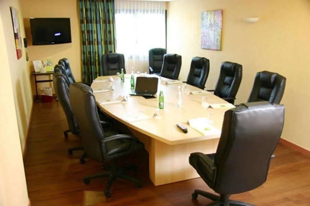 Logis Lyon Est Porte De L'Ain Saint-Maurice-de-Beynost 4*,  France