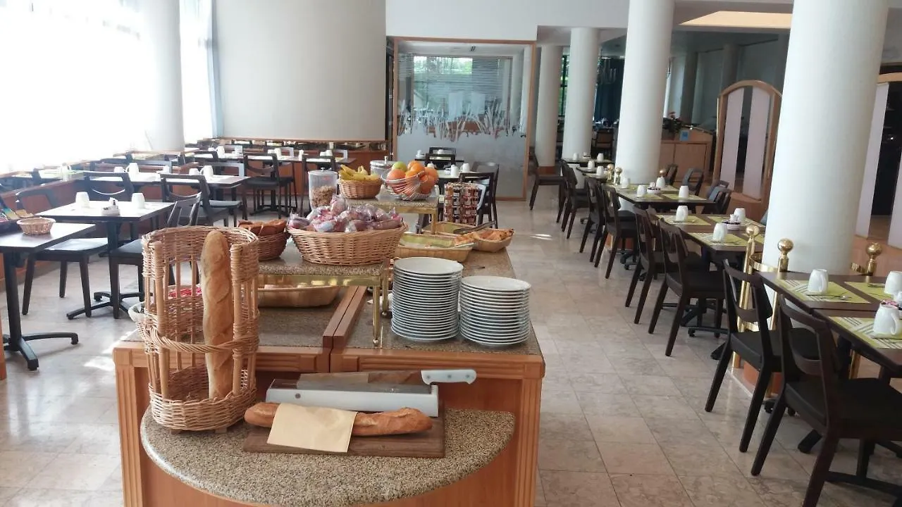 Logis Lyon Est Porte De L'Ain Saint-Maurice-de-Beynost 4*,