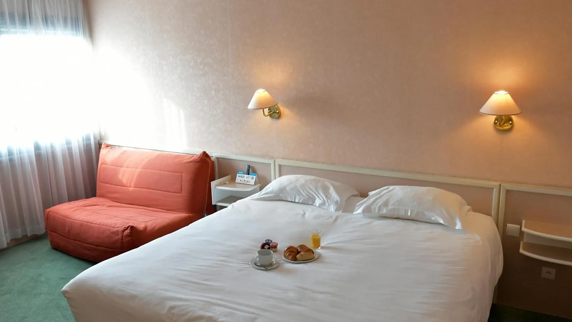 Logis Lyon Est Porte De L'Ain Saint-Maurice-de-Beynost Hotel